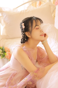 父母谈恋爱被女儿撞见瞬间害羞