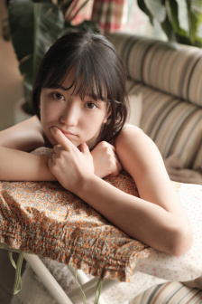 年轻妈妈遮肉上衣